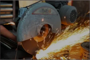 Proses pembuatan knalpot motor melalui pengelasan dan pemeriksaan kualitas di area produksi