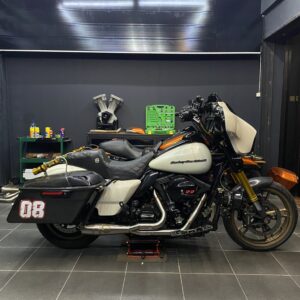 Motor Harley Davidson dengan Knalpot Bigshot Titan Original Smoke Muffler