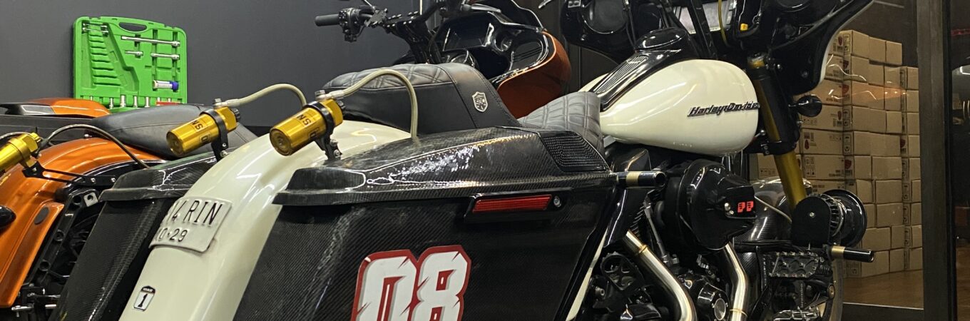 Knalpot Harley Road Glide M8 motorcycle with a "Big Long Smoke" muffler.