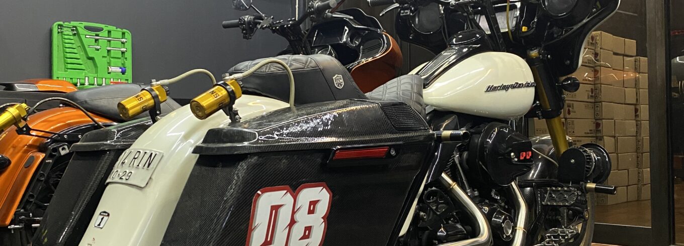 Harley Touring Road Glide dengan Knalpot Big Long dari Smoke Muffler