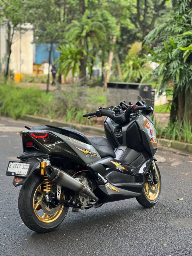 XMAX motorcycle   contra skid, with an original ST-1 Smoke muffler.