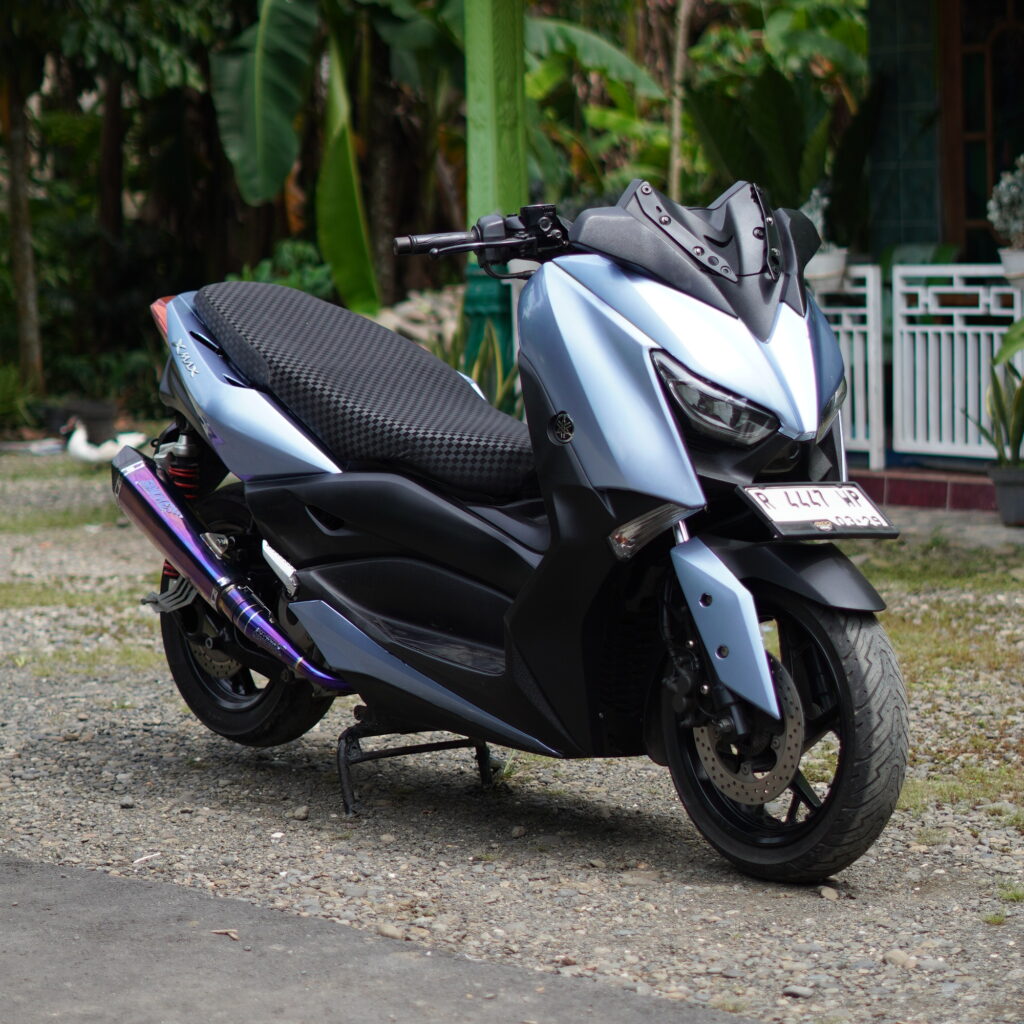 Motorcycle XMAX 250/300 with Smoke Muffler Exhaust