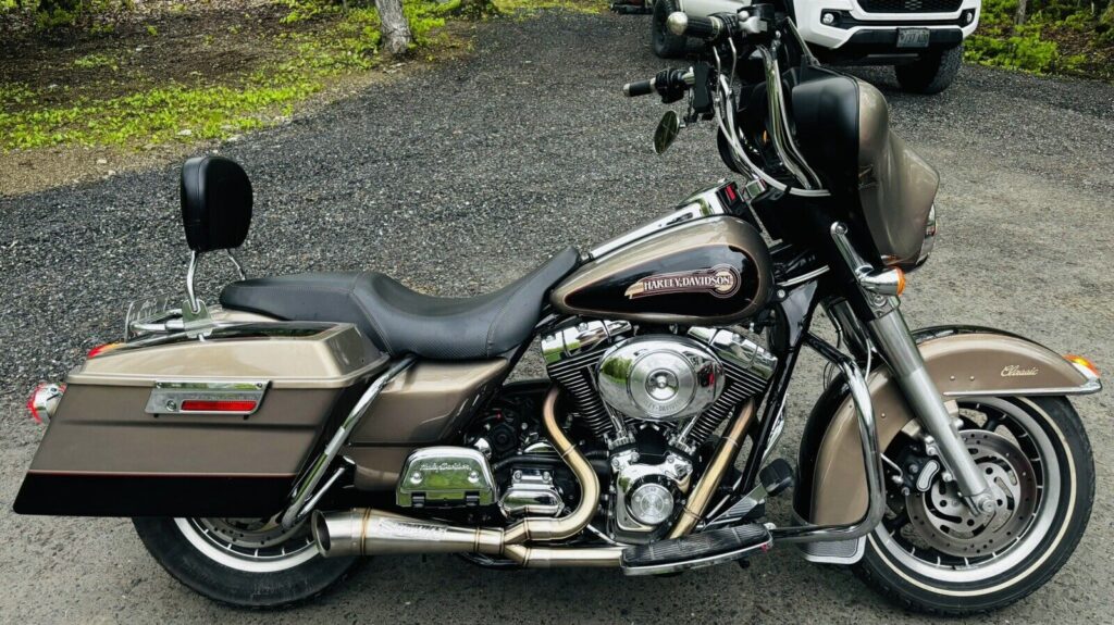 Harley-Davidson with an anti-backfire exhaust from Smoke Muffler.