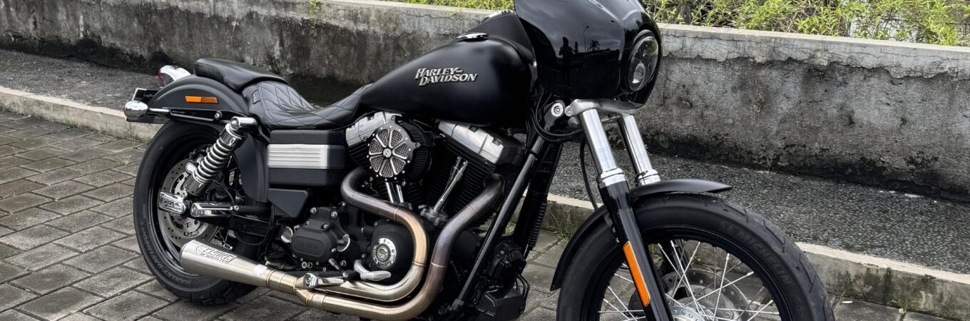 Harley Davidson dengan Knalpot Mighty Titan dari Smoke Muffler