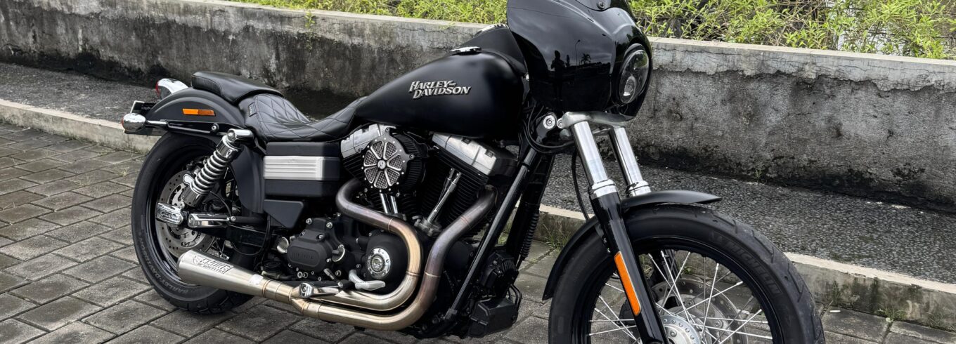 Harley Davidson dengan Knalpot Mighty Titan dari Smoke Muffler