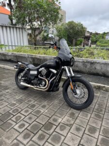 Harley Davidson dengan Knalpot Mighty Titan dari Smoke Muffler
