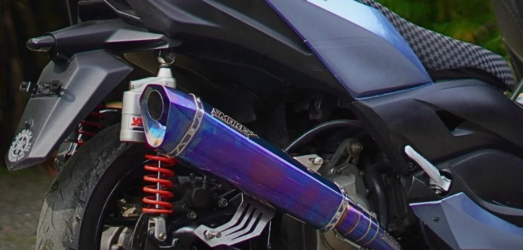 Motor XMAX dengan knalpot aftermarket Smoke Muffler
