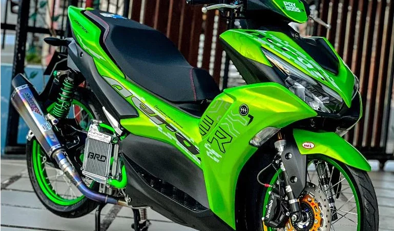 Motor Aerox dengan knalpot aftermarket Smoke Muffler