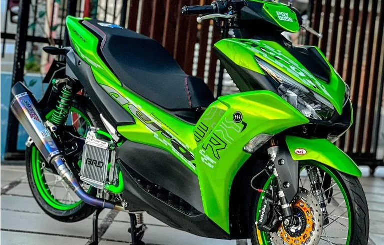 Motor Aerox dengan knalpot aftermarket Smoke Muffler